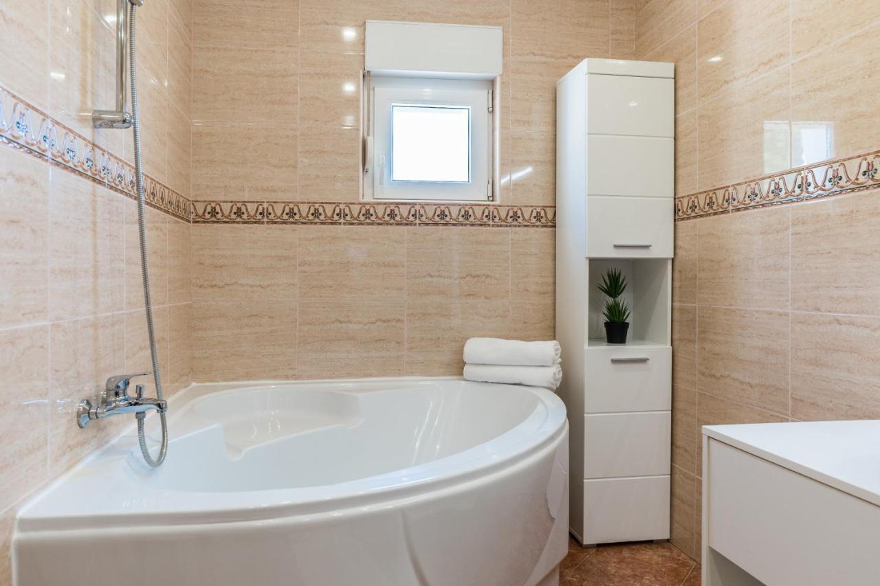 Apartmani Tomeri Starigrad Paklenica Eksteriør bilde