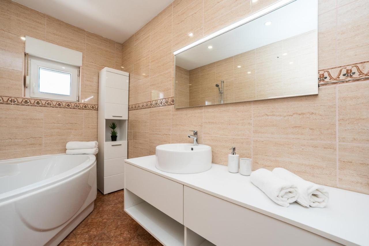 Apartmani Tomeri Starigrad Paklenica Eksteriør bilde
